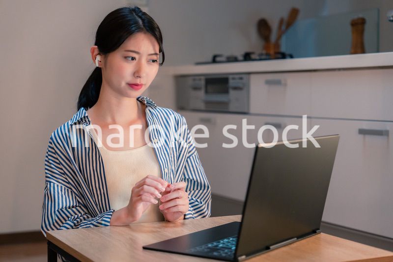 夜遅くにリモート会議をする若いビジネスパーソン