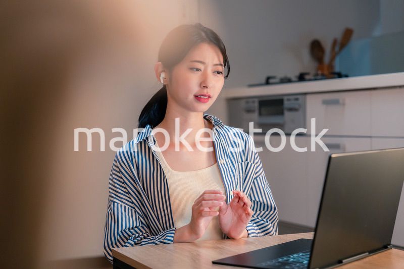 夜遅くにリモート会議をする若いビジネスパーソン