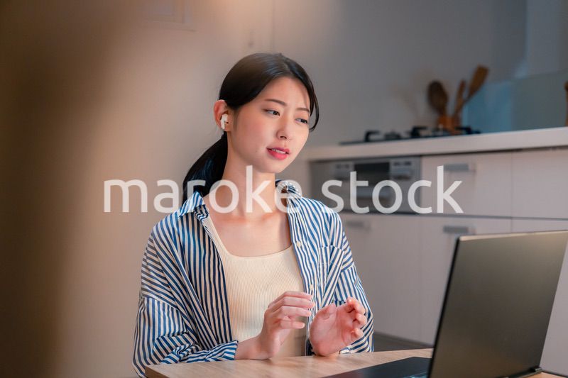 夜遅くにリモート会議をする若いビジネスパーソン