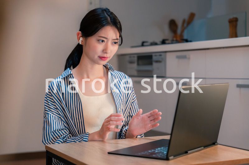 夜遅くにリモート会議をする若いビジネスパーソン