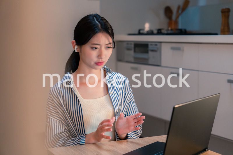 夜遅くにリモート会議をする若いビジネスパーソン