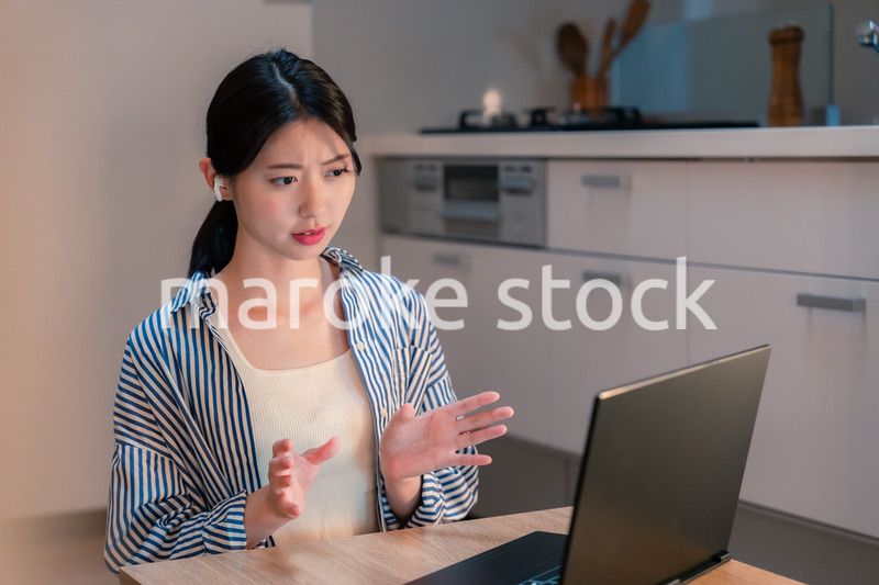 夜遅くにリモート会議をする若いビジネスパーソン