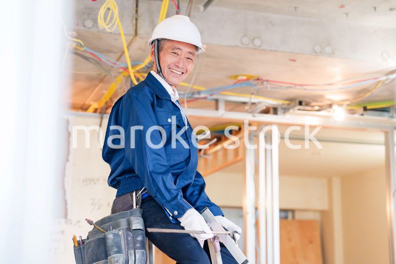 住宅の工事をする大工の男性