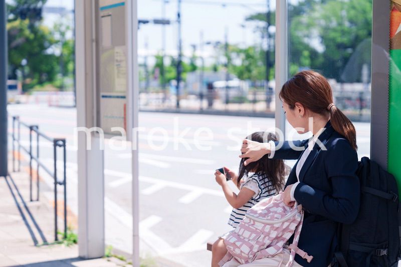 子どもと一緒に通勤をするワーママの女性