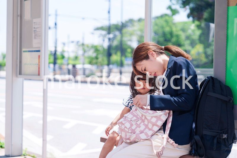 子どもと一緒に通勤をするワーママの女性