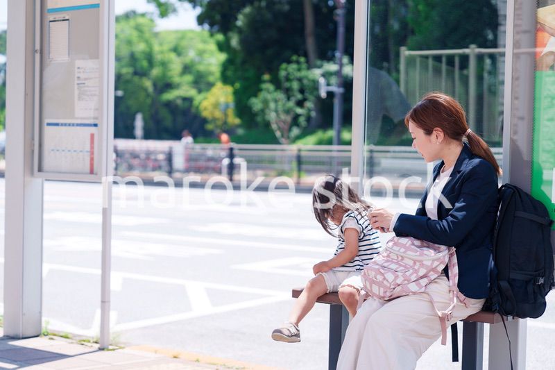 子どもと一緒に通勤をするワーママの女性