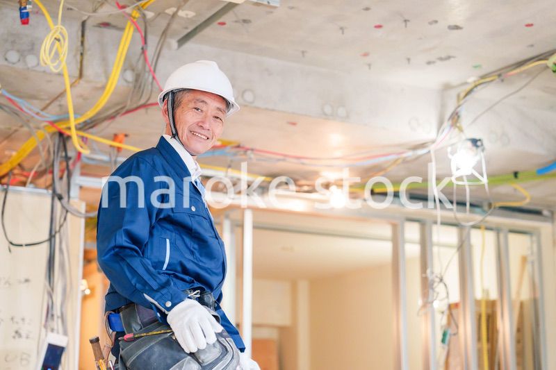 住宅の工事をする大工の男性