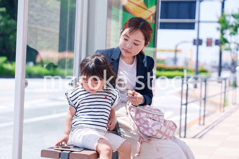 子どもと一緒に通勤をするワーママの女性