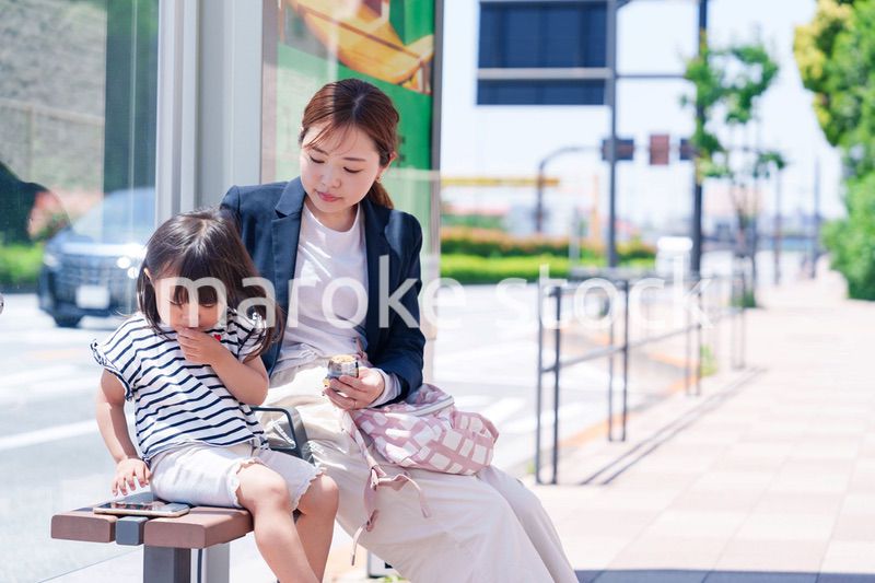 子どもと一緒に通勤をするワーママの女性