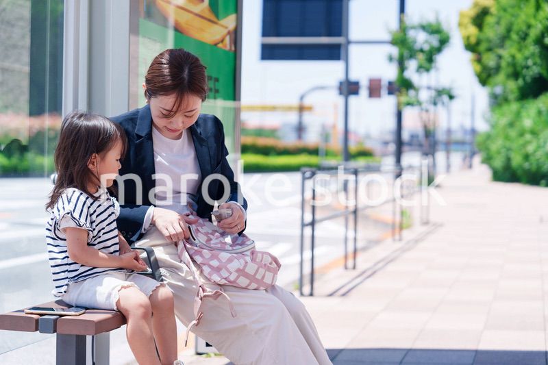 子どもと一緒に通勤をするワーママの女性
