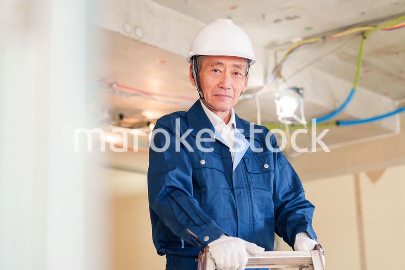 住宅の工事をする大工の男性