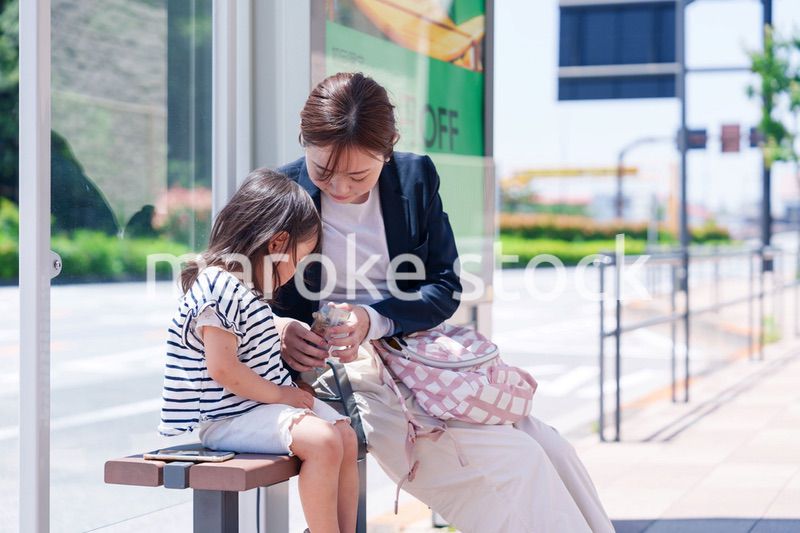 子どもと一緒に通勤をするワーママの女性
