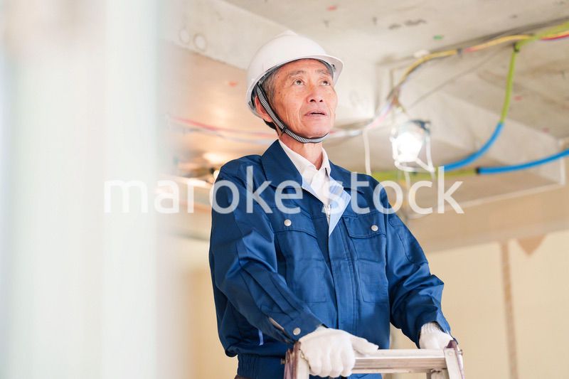 住宅の工事をする大工の男性