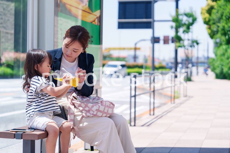 子どもと一緒に通勤をするワーママの女性