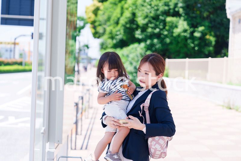 子どもと一緒に通勤をするワーママの女性