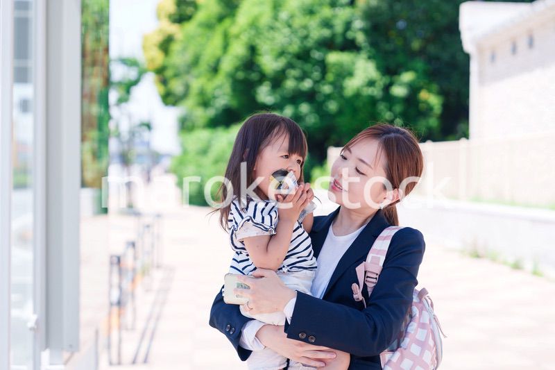 子どもと一緒に通勤をするワーママの女性