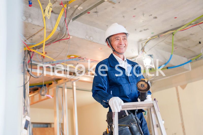 住宅の工事をする大工の男性
