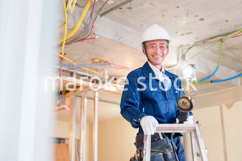 住宅の工事をする大工の男性