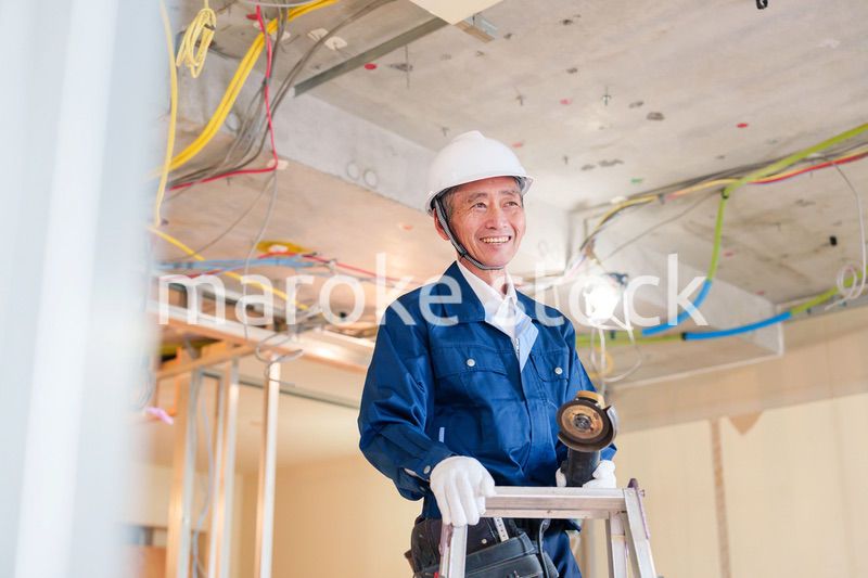 住宅の工事をする大工の男性
