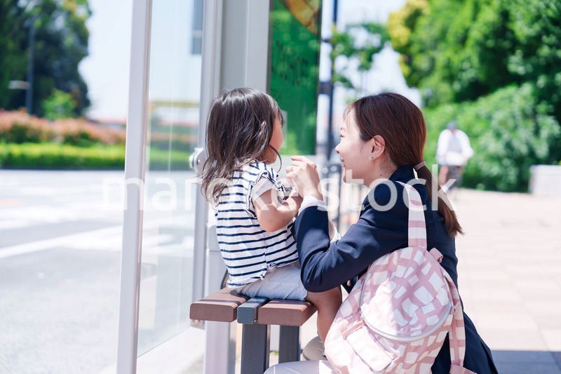 子どもと一緒に通勤をするワーママの女性