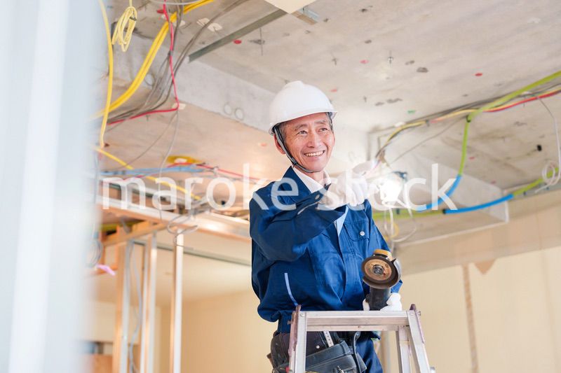 住宅の工事をする大工の男性