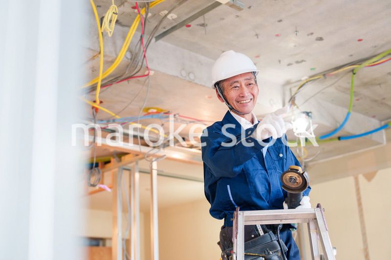 住宅の工事をする大工の男性