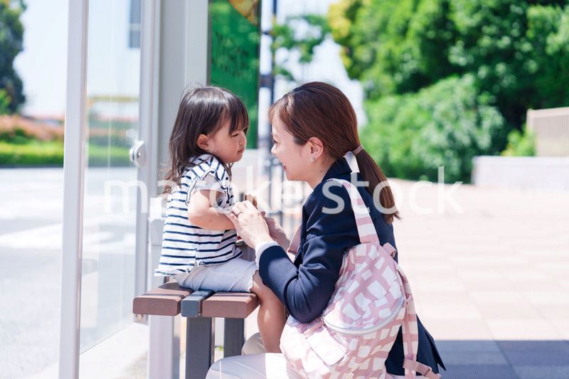 子どもと一緒に通勤をするワーママの女性