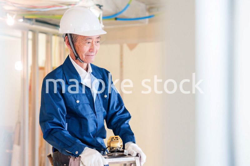 住宅の工事をする大工の男性