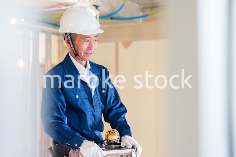 住宅の工事をする大工の男性