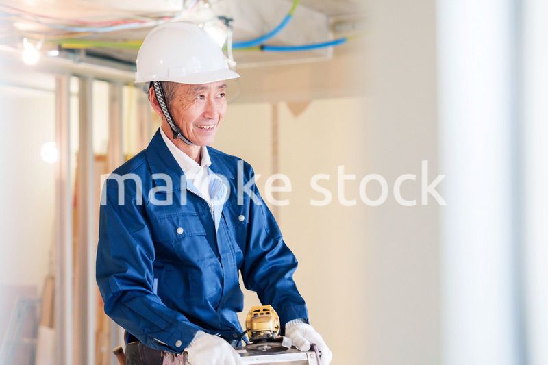 住宅の工事をする大工の男性
