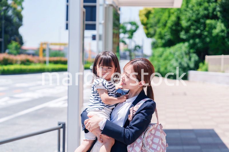 仕事前に子どもを保育園に送るワーママ