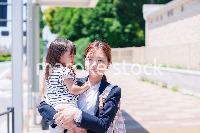 仕事前に子どもを保育園に送るワーママ