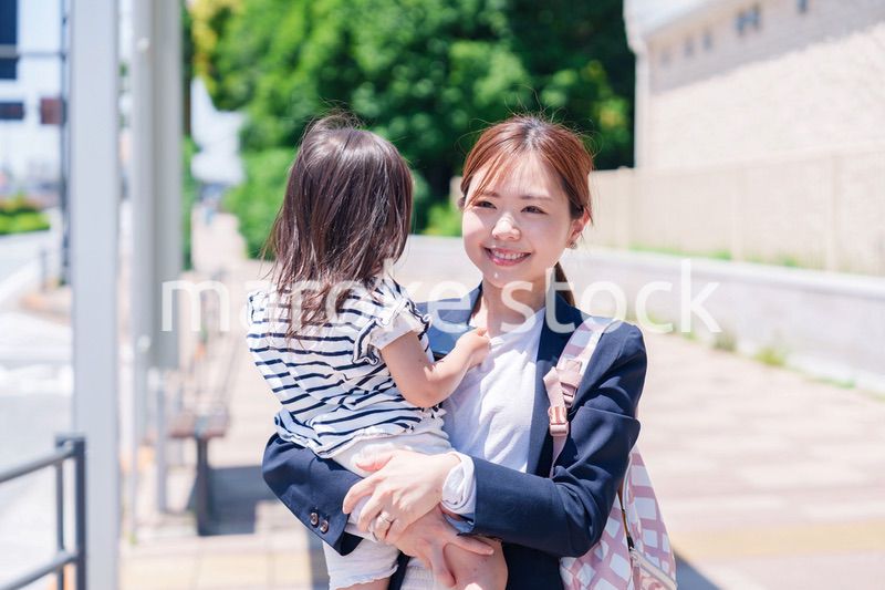 仕事前に子どもを保育園に送るワーママ