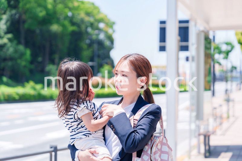 仕事前に子どもを保育園に送るワーママ