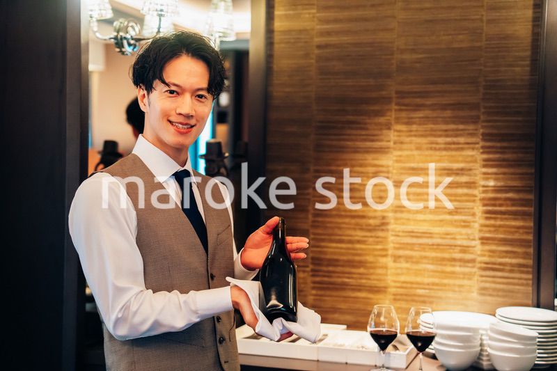 ワインのおすすめをする男性のソムリエ