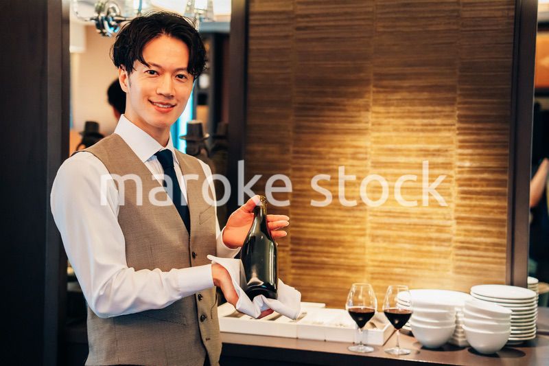 ワインのおすすめをする男性のソムリエ