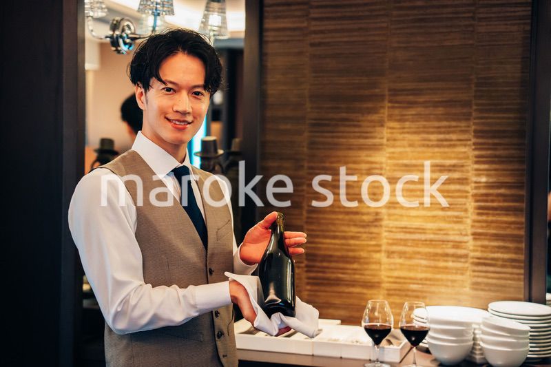 ワインのおすすめをする男性のソムリエ