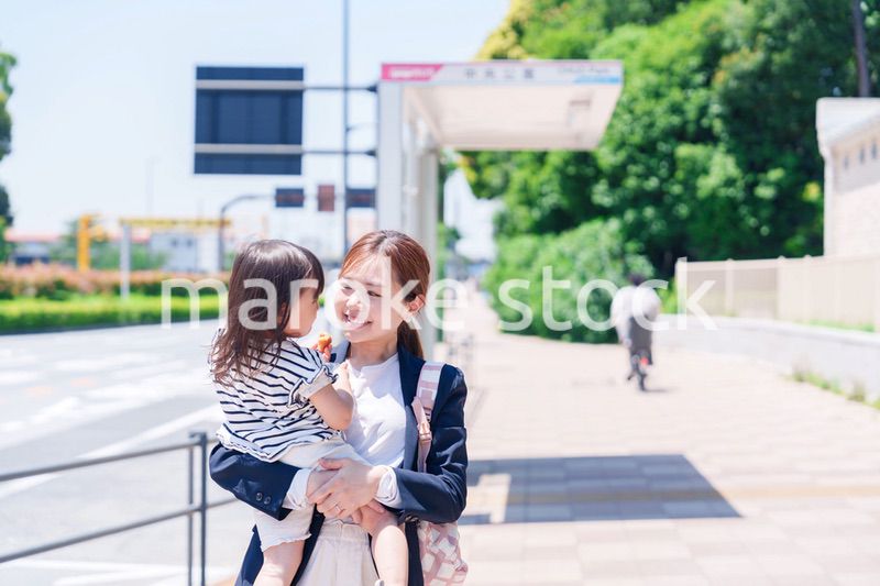 仕事前に子どもを保育園に送るワーママ