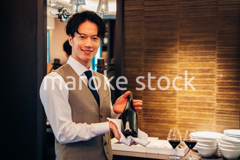 ワインのおすすめをする男性のソムリエ