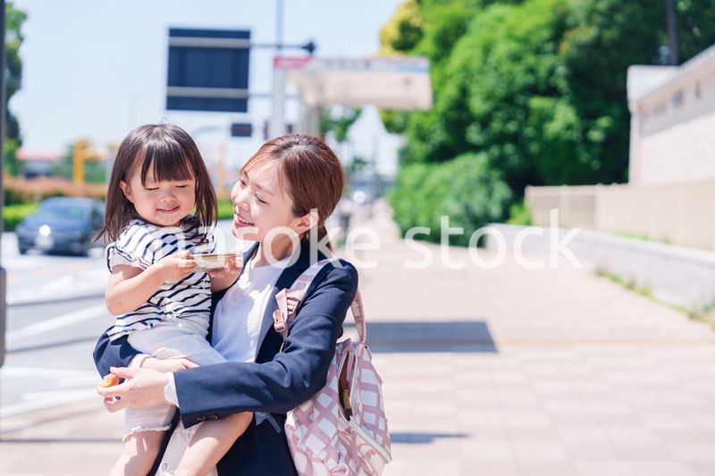 仕事前に子どもを保育園に送るワーママ