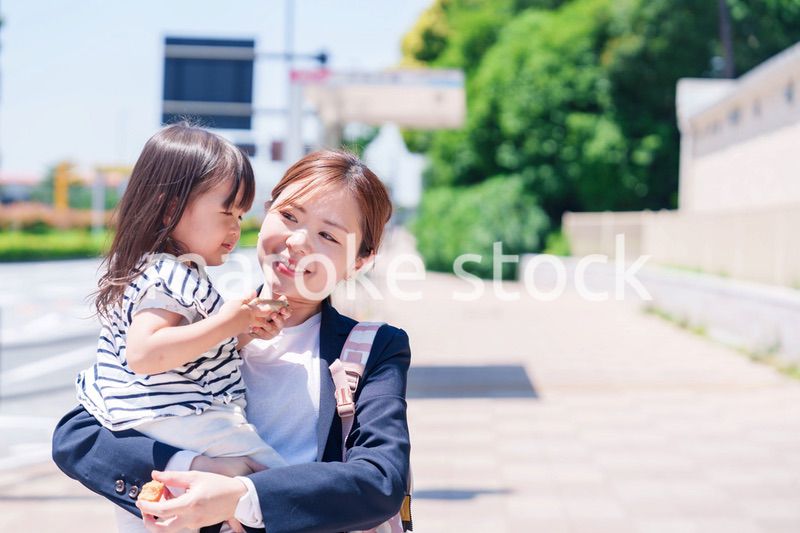 仕事前に子どもを保育園に送るワーママ