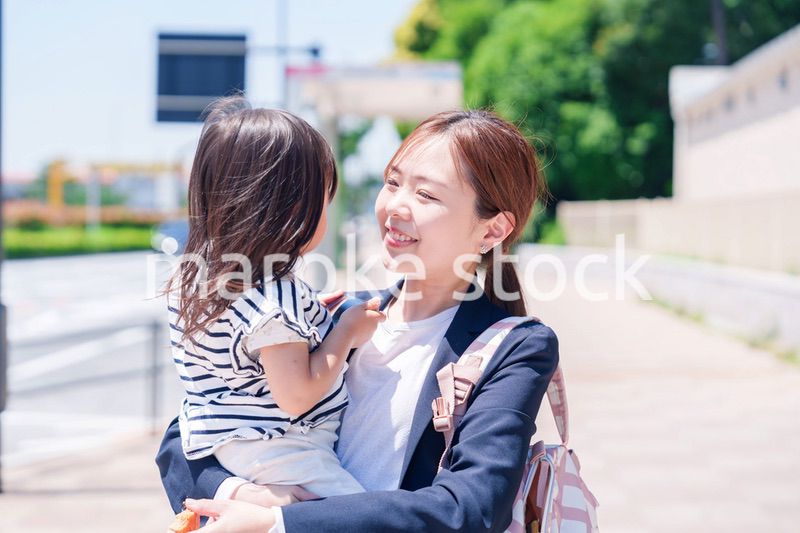 仕事前に子どもを保育園に送るワーママ