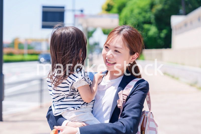 仕事前に子どもを保育園に送るワーママ