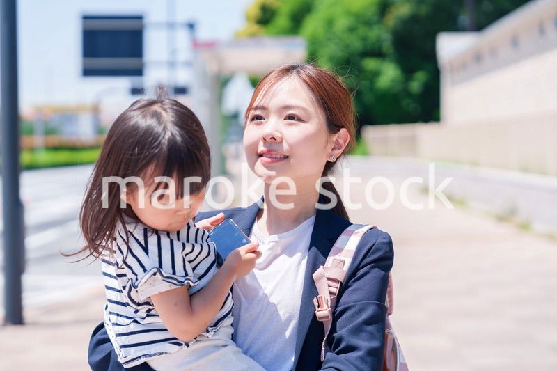 仕事前に子どもを保育園に送るワーママ
