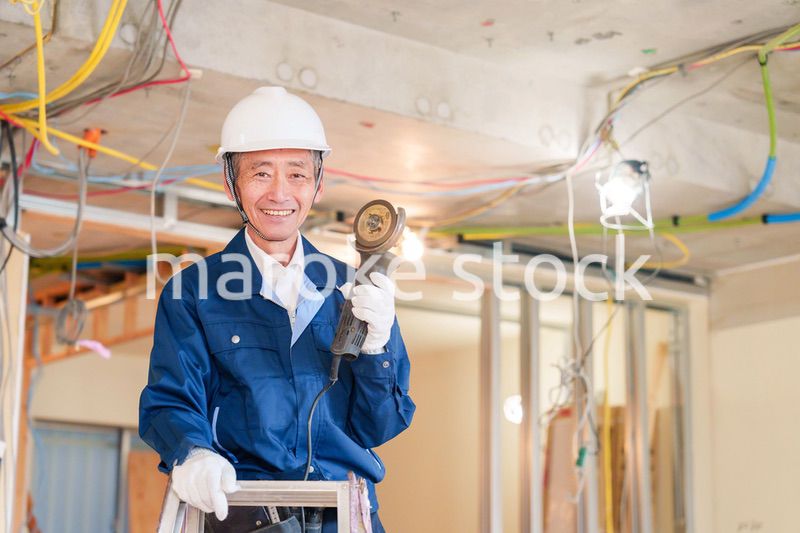 住宅の工事をする大工の男性