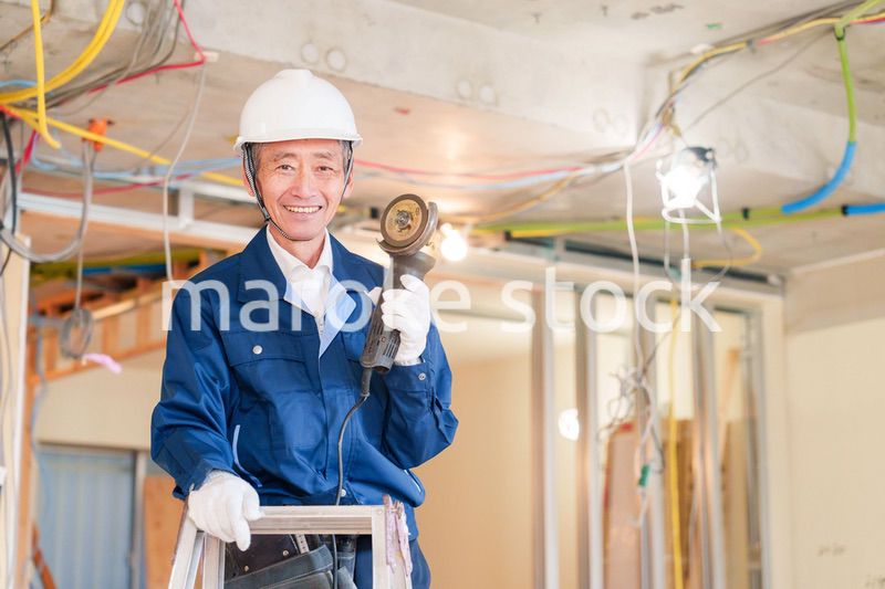 住宅の工事をする大工の男性