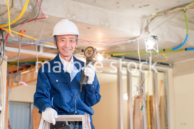 住宅の工事をする大工の男性