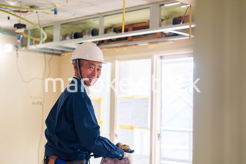 住宅の工事をする大工の男性