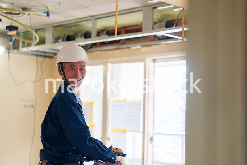 住宅の工事をする大工の男性