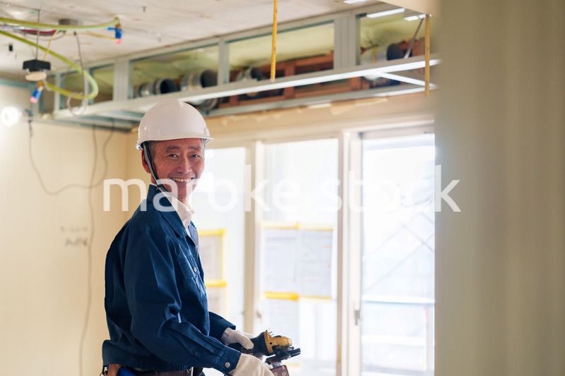 住宅の工事をする大工の男性
